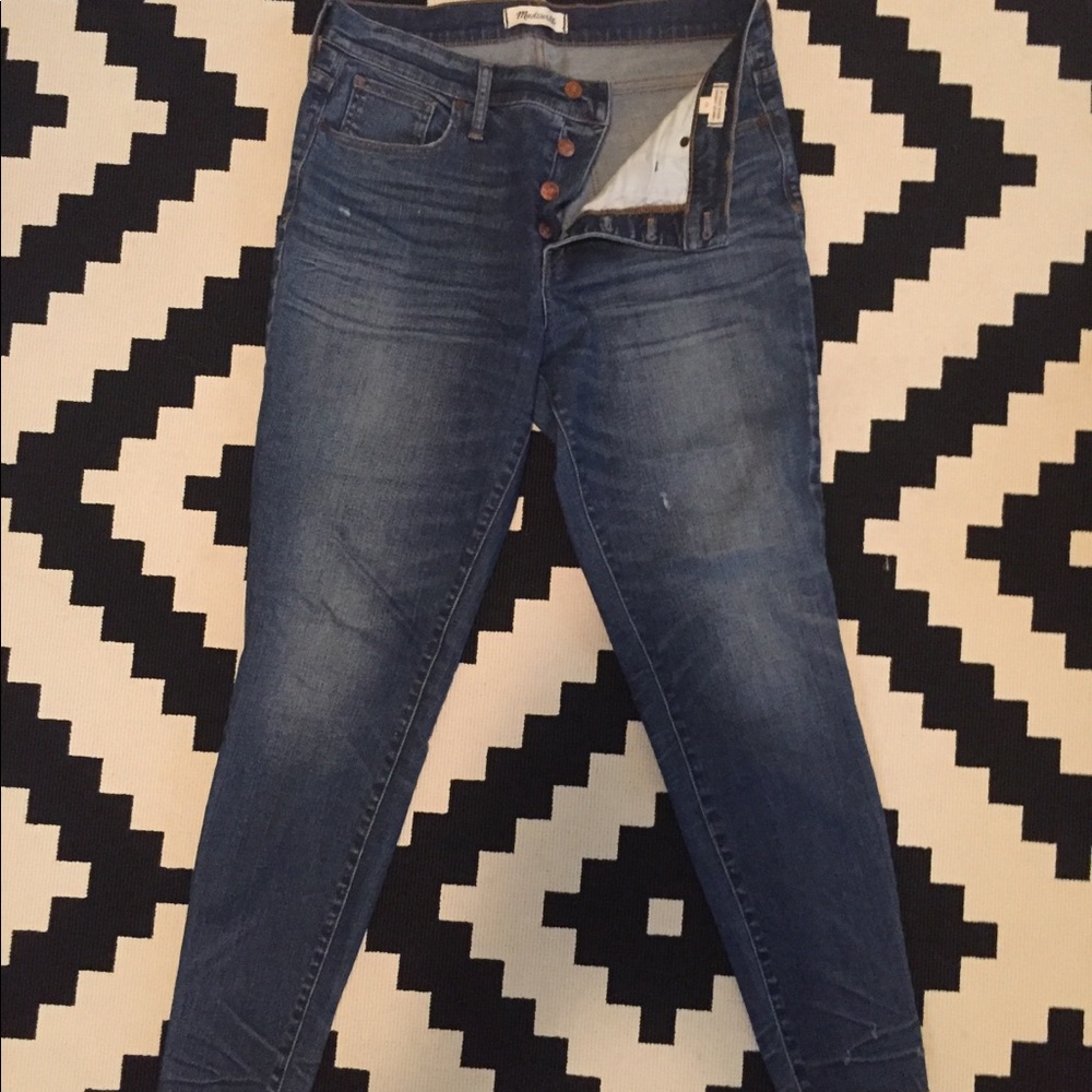 Madewell 9’ button fly distressed skinny jeans
